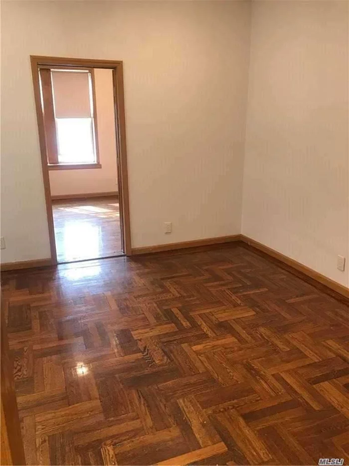 LARGE AND BRIGHT ONE BEDROOM APARTMENT FOR RENT. CONVINENT LOCATION, NEAR BUS, TRAIN, LAUNDROMAT AND SHOPS. EASY STREET PARKING. QUIET NEIGHBORHOOD. WINDOWS IN KITCHEN AND BATHROOM. BRAND NEW RENOVATED BATHROOM AND NEW PAINT WALL. HARDWOOD FLOOR! LANDLORD PAYS HEAT. WON&rsquo;T LAST.