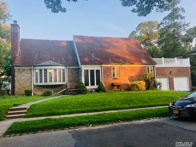 Jamaica Estates 4 bedrooms 2.5 bath house for rent. House features hardwood floors, first floor bedrooms, fireplace , central A/C . Centrally located close to Transportation, shopping, Cunningham Park, St Johns University and houses of worship.