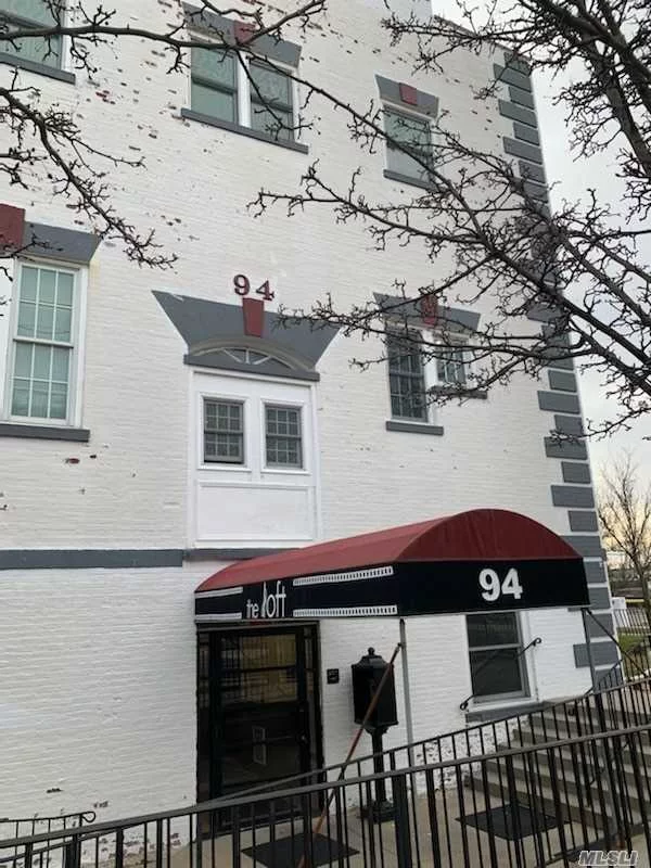 Great cozy apartment in the Center of Bay Shore. Historic Building where silent movies were made. Be a part of History and enjoy all the restaurants, ferries, parks etc. Elevator.