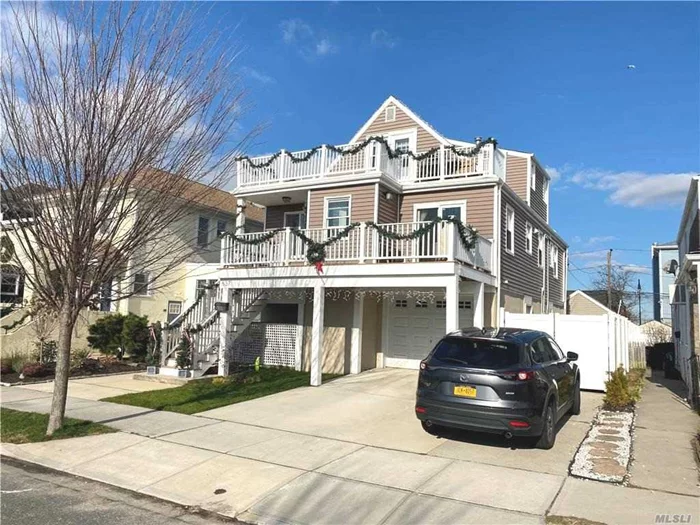 Westholme Great 1 Bedroom Apartment With Bay Views From Bedroom & Front Balcony. New Kitchen With Granite Counter Tops & Stainless Steel Appliances. Living Area With Eave Storage. Bedroom With Walk In Closet. CAC. Close To Everything!!