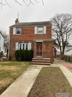 HANDYMAN SPECIAL! COLONIAL FEATURES 3 BEDROOMS, 1.5 FULL BATHS, HUGE FAMILY ROOM AND BASEMENT WI/ OSE! UNIONDALE SCHOOLS! CLOSE TO ALL! WONT LAST! CASH DEAL ONLY!