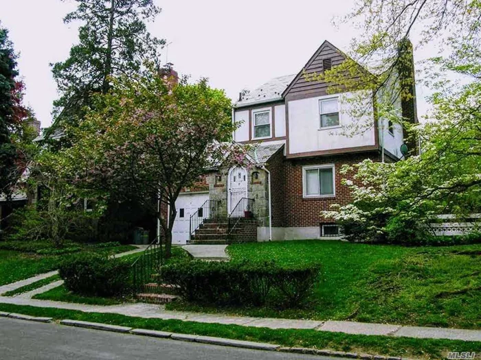 Detached House For Rent In The Heart Of Briarwood. The House Features 3 Bedrooms, 2.5 Bathrooms, Eat In Kitchen, Dining Room, Living Room And 1 Car Garage. Fully Finished Basement, Deck and Large Backyard. Great Location, Close to Public Transportation, Schools, Restaurants and more.