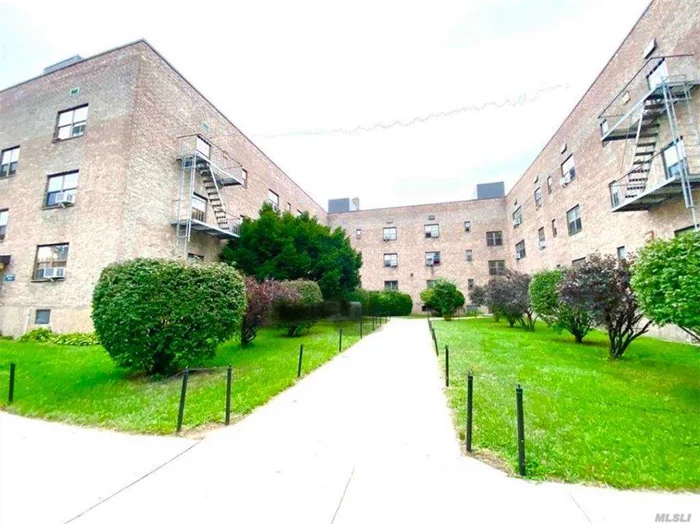 Conveniently located in the heart of Flushing, this lovely one bedroom sits on the first floor with endless potential. It&rsquo;s an excellent start to owning real estate in Queens New York. With easy access to all transportation, shopping, schools, laundry, parks, etc..