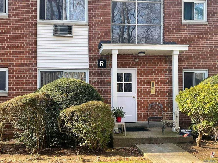 Beautiful studio apartment on first floor with high ceilings. Pet friendly and private pool. Renovated kitchen, renovated bathroom. New updated wooded flooring. Reasonable parking fees, on the complex. Quiet with Garden settings.