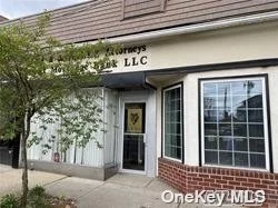 Prime Manhasset Location Suitable for Professional/Medical Practice/Retail. Reception Area, 2 Offices, Conference Rm, 1/2 Bath, Lower Level Conference, Storage. Close to LIRR, Bus, Hospitals and Shopping.