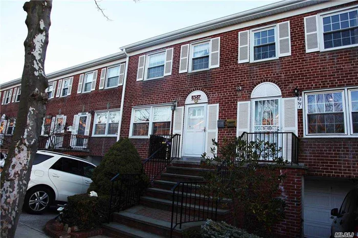 Good neighborhood, private condo community, multilevel townhouse, community pool, convenient to shopping, buses, school and LIRR. Buyer needs to verify all information. Common charge covers water, trash removal, street cleaning, snow removal, building exterior and roof maintenance.