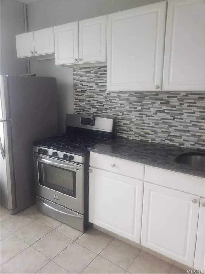 Nice studio apartment in Glendale. Very good location close to train and bus. Close to stores park shopping area. Apartment is in good condition, nice kitchen , ne floors . good condition bathroom.