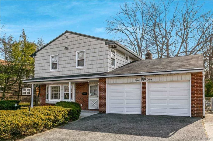 google address may direct wrong. This is Roslyn address, Cross of Elm St On IU WILETS Rd.  Next to Herricks&rsquo; High school. ---Totally renovated 4 bedroom, 3.5 bathroom , over 2900 interior sqft. Open kitchen leading to formal dining room. family room has high ceiling and great for entertaining. 4 mins drive to train station. Center elementary school and Herricks middle and high.