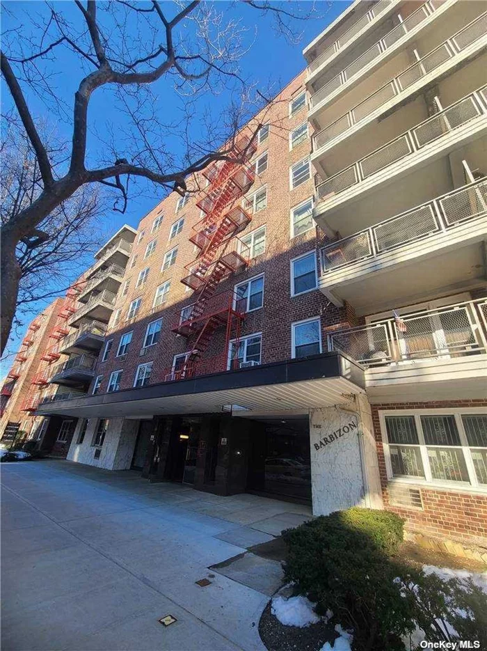 2Br(Jr4) Renovated Located At Heart Of Downtown Flushing Window in Kitchen & All New Windows in appt, Granite Countertop, Stainless Steel Fridge & Microwave. Wood Floors Plenty of Closets, Doorman, Laundry Room & Courtyard. Garage Parking(Ex Fee) A Block from #7 Train / LIRR / Macy&rsquo;s and all Stores/Bank/ Restaurant.