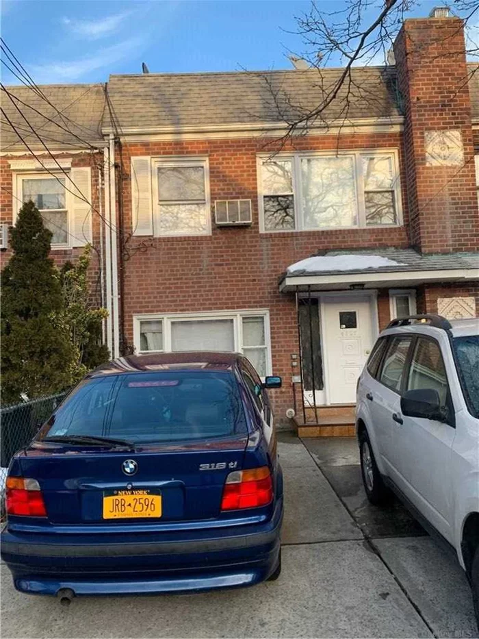 Clean & Bright 2 Bedroom Apartment in a quiet residential street includes use of backyard and driveway parking. 2 Queen Size Bedrooms, Living Room, Eat-In Kitchen, Full Bath. Hardwood Floors. New Paint. Close to Buses, LIRR, Shopping, Major Highways & Restaurants.