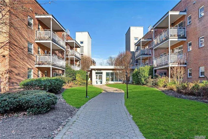 Beautiful Apartment Located in The Heart of Great Neck, near all that Great Neck has to offer. This one bedroom co-op is perfect for your next home