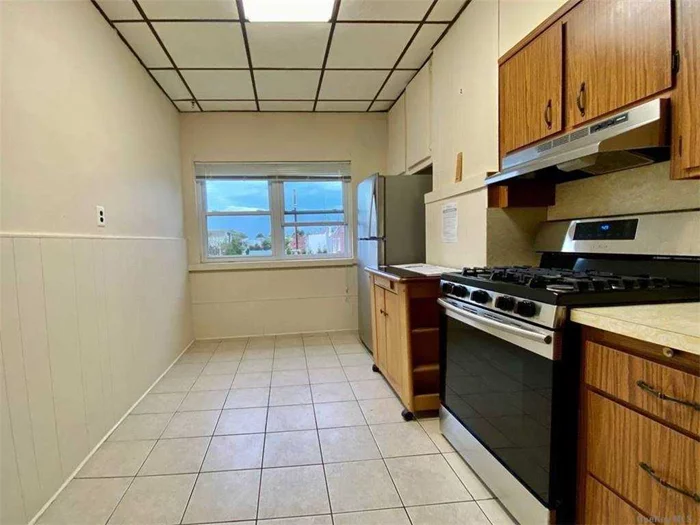 Spacious and sunny 3 bedrooms apt on 2nd Floor located in Middle Village. Heat and Water included. Minutes to the M Train, walking distance to Juniper park and school.