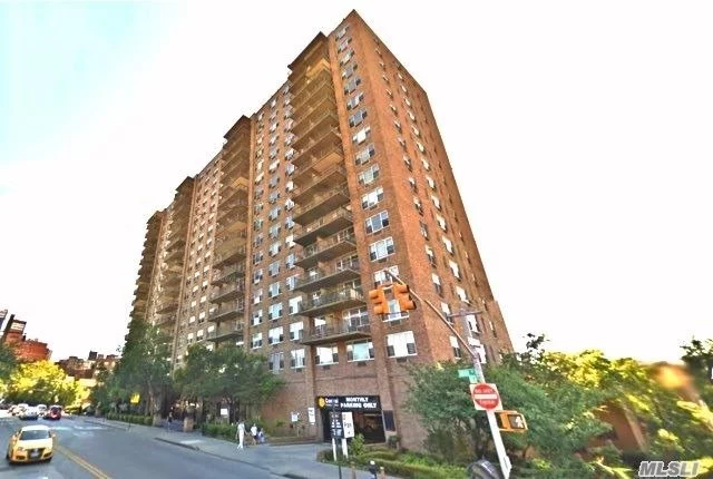 Condo in the Flushing with 24 hoursdoorman :2 Bedrooms, 1Bathroom, L/D, D/R, Kitchen and Balcony. Great Location, 5 minutes walk to Main Street, Close to everything: subway/bus, supermarket, restaurant....