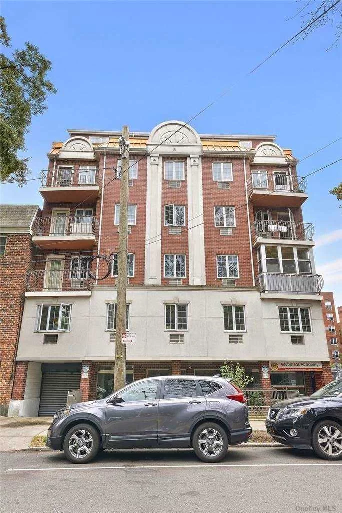 Great Condition spacious One bed Condo located in Flushing business center. Can be convert into two bedrooms, one block to Northern Blvd, Short walking distance to 7 train and major public transportation. Near all Restaurants, Supermarket, Deli, Cafe Shop....