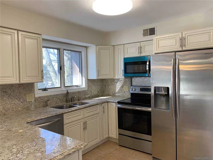 Near LIRR, Northern Blvd and Supermarket & Library, Duplex Luxury Condo 2 bed 2.5bath with balconies. Brand new washer, dryer, in the unit, include 2 garage parking spaces, private storage space. Newly renovated kitchen with marble countertops. Great Neck South School.