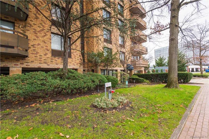 Spectacular 2 Bedroom, 2.5 Bathroom Condo. Located in Prestigious Great Neck Area. This unit is close to all transportation and shops a must see.