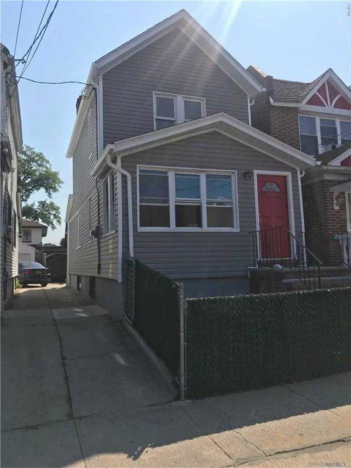 Beautiful 2-story one family located in Richmond Hill for sell. 3 BEDROOMS, 2 Bathrooms. L/R, D/R and Kitchen. Featured with Finished Basement with sepeated entrance, private driveway and carport. CLOSE TO ALL SCHOOL, PARKS & TRANSPORTATION