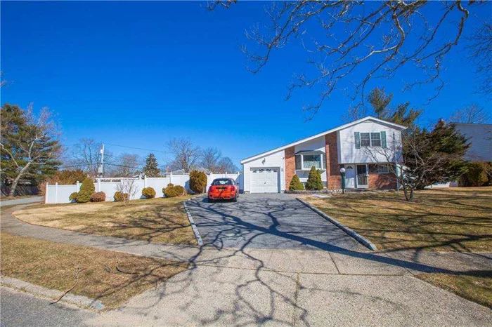 Huge Lot with Excellent split house. 4 bedroom 2 bath room, finished basement. gas heater, updated electric panel. recent renovation, move in condition!