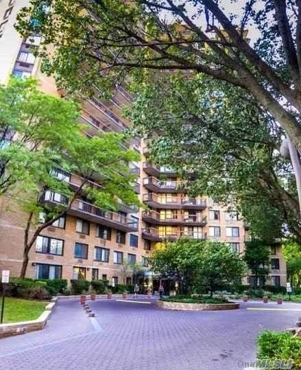 High Floor Southwest 2 BR 1 Bath Rent $2200 One Parking Space For An Additional $200 Condo In Downtown Flushing Off Main St.And Kissena Blvd. Large Master Bedroom With Walk-In Closet, Large Bright Living Room, With A Great View Of Parks And Manhattan.24 Hours Doorman, Laundry In Building, Close To All