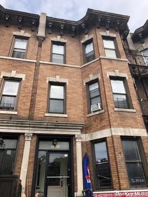 EXCELLENT PROPERTY IN THE HEART OF ELMHURST. THIS BUILDING IS CONVENIENTLY LOCATED NEAR EVERYTHING ( 7 TRAIN, ELMHURST HOSPITAL , RESTAURANTS, COFFE SHOPS, SUPERMARKETS, BANKS . IT&rsquo;S ATURN KEY . THIS PROPERTY IS GOOD FOR AN INVESTOR OR A LANDLORD LOOKING TO LIVE IN. PROPERTY CAN DELIVERY VACANT.