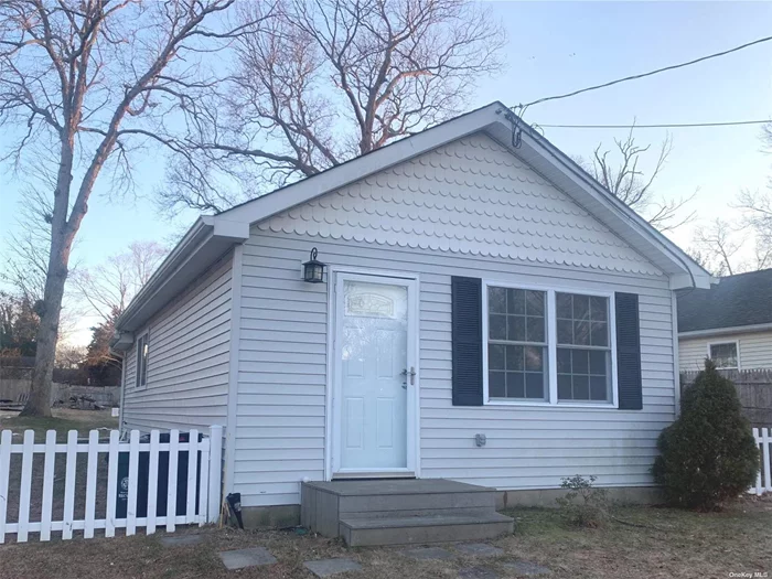 This Charming 2 Bedroom house rental may be small but it is immaculate and in move in ready condition. Features include Living Rm/Kit with Vaulted Ceilings, Kitchen with granite counters, Wood Floors, 2 Bedrooms, Stackable washer/dryer, Full Bath w/Tub, Pull down attic for storage, Private driveway for parking, fenced back yard.