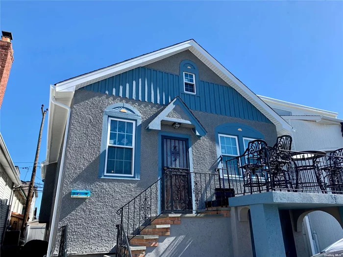 West End Beachside Wide Block Summer Rental available July $10k, Stucco Sandcastle has front porch, livingrm w/high ceilings & wood floors, steps up to open diningrm & updated kitch w/S.S. applcs., master bedroom & new bath w/shower, 2nd bedroom & new full bath w/tub. Washer/Dryer.