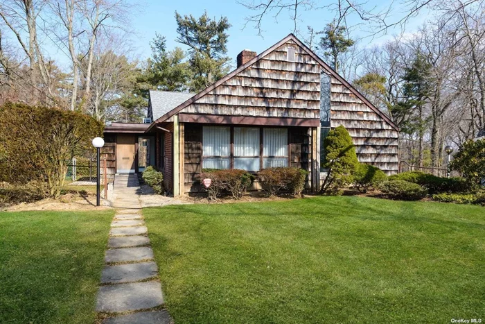 Unique Farm Ranch perfectly located in the Marchant Park section of Roslyn. Features: Vaulted ceiling Bright & spacious, 5 Bedrooms, 3 Full Baths with a Contemporary Flair, Hardwood floors throughout, Hugh Basement, Oversized 2.5 Car Garage & New Roof. Fabulous 1/3 acre property. Marchant Park is serene & convenient. Close proximity to LIRR with fast commute to the city, the America shops in Manhasset. Close to the historic town of Roslyn plus access to many fine Restaurants. This location is a Commuter&rsquo;s Paradise! This home is perfect for everyday living & social entertaining. Roslyn School District. Must See !!