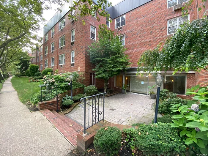 Welcome to the south side of Great Neck and the Horizon House. This is a jr. 4 one bedroom and one bathroom apartment that faces the back of the building away from South Middle Neck Road. It is quiet living with a large L shaped living room. Walk north to the train station or south to Northern Blvd.