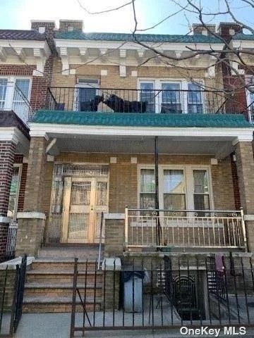 Sunset Park multi-family home, easy access to supermarket, restaurant, school and subway station. 30 mins subway commute to Manhattan and close to I-278. Zoning R6B