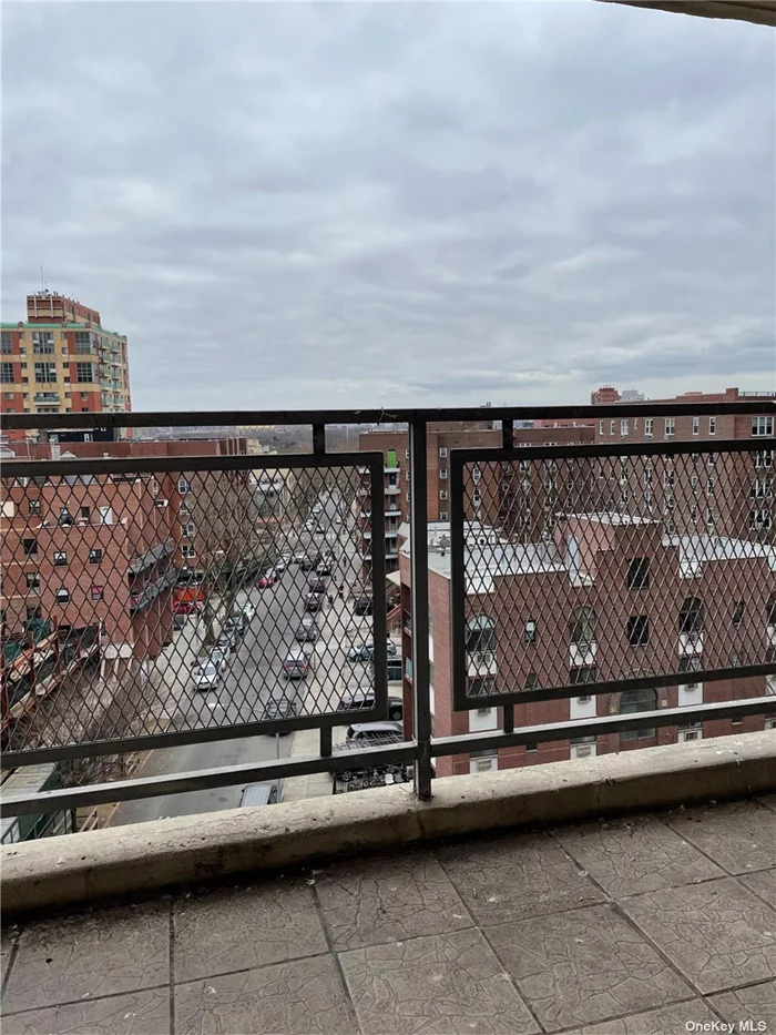 3 beds 1 & 1/2 bath. huge living room. High floor balcony. Elevator, security guard building. Laundry room at basement. Downtown Flushing. Close to everything.