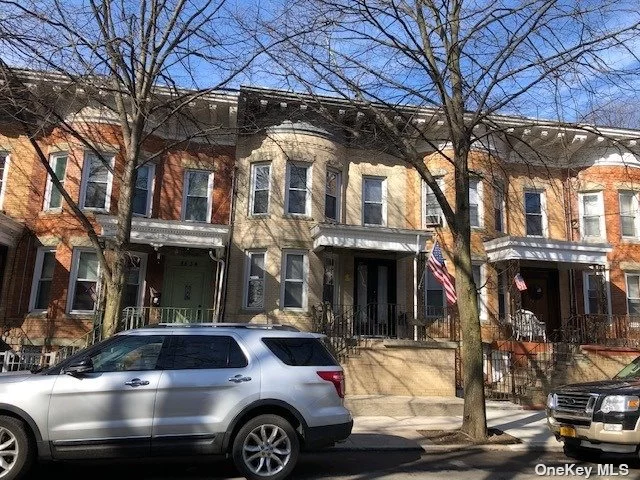 Well Maintained Spacious Home, Gorgeous Original Woodwork Throughout. Elegant Bathroom with Skylight Located in the heart of Woodhaven. Don&rsquo;t miss out on this gem.