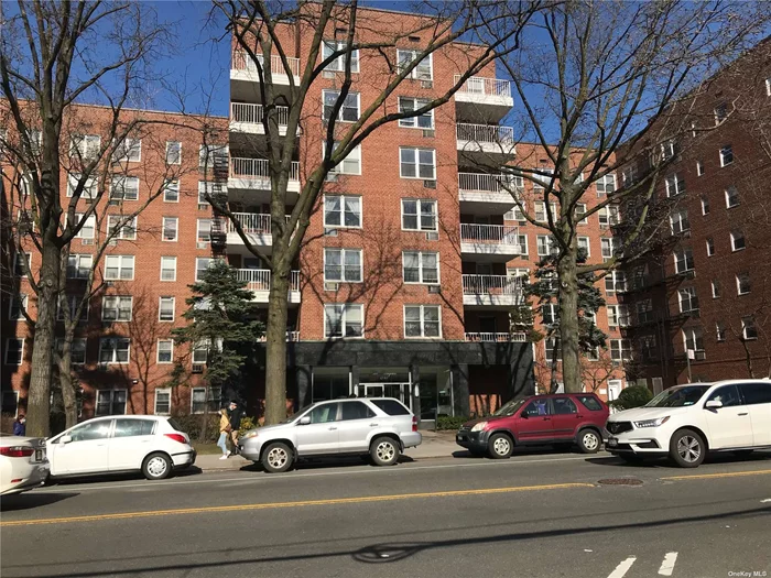 Maintenance Very Well Co-Op In Downtown Of Flushing. 24 Hours Doorman. Large 1 Bedroom Apartment With Excellent Condition.