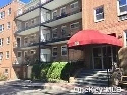 Studio apartment with Living Room combo Dining area, Kitchen with new Stove and refrigerator, updated bathroom, large walk-in closets, 1 A/C unit. Laundry on each floor. Golf and tennis nearby, walk to shops, stores, restaurants and railroad.