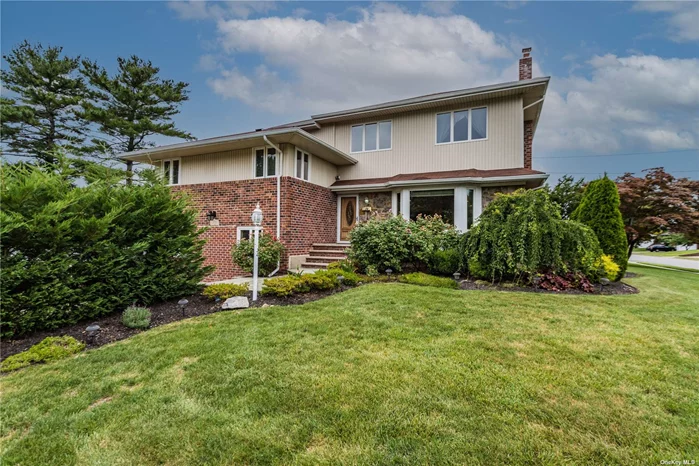 Move Right Into This 6 Bedroom, 4.5 Bath Split Level Home. Features An Eat In Kitchen w/ Stainless Steel Appliances & Granite Counters, Formal Dining Rm, Living Room, Hardwood Floors Throughout. Plenty of Room For Entertaining.