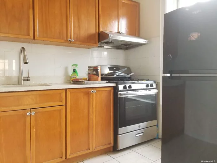 Great Location , 2 blocks to 7 train, full of sunshine, 2 beds, 1 Living room with split AC in unit .Tenant pays for all utilities Subject to income check (3X Vs rent), credit(700 or above) & back ground check by 3rd Party such as Transunion smart move(fees cost bare by potential tenant). Application required. Guarantor with assets subject to asset verification and background check