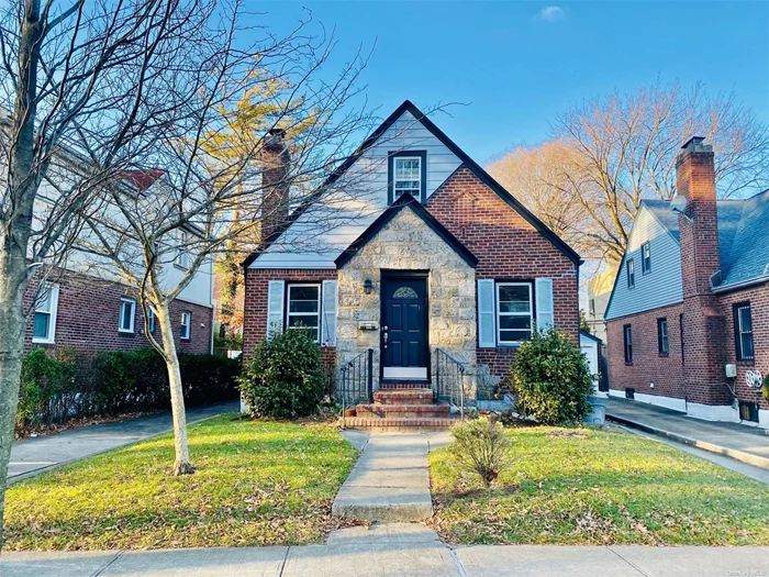 JAMAICA ESTATES COZY 1 BEDROOM APARTMENT IN A 2 FAMILY HOME. CENTRALLY LOCATED CLOSE TO PUBLIC TRANSPORTATION, CUNINGHAM PARK, SHOPPPING BANKS & HOUSE OF WORSHIP.