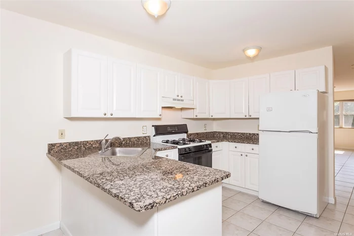 Beautiful sunlit duplex with 2 bedrooms each with a full bathroom in it. The terrace is off of the kitchen for outdoor relaxing and dining. Close to town, transportation, beaches and parks. Photos are not actual unit- Same floor plan