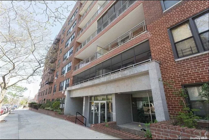 Sponsor unit, no board approval needed. Spacious top floor well maintained apartment. Eat in kitchen with window. Quiet tree lined block close to shopping, parks, restaurants, and transportation. launndry in building. Live in super and full time porter. must be owner occupied for a mininum of 2 years. buyer pays NYC and NYS transfer tax and fee.