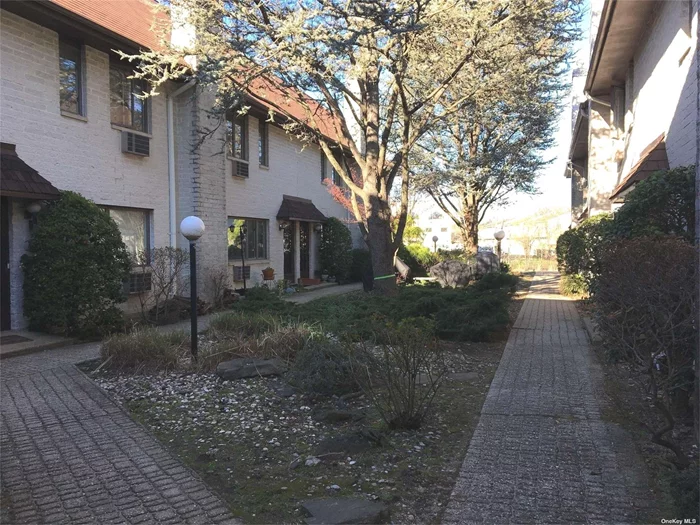 Two Bedroom en Suite Apartment in Courtyard Setting. LR w/FP, Loft on 3rd Floor Perfect for Home Office. Laundry Room on Premises; Parking Available.