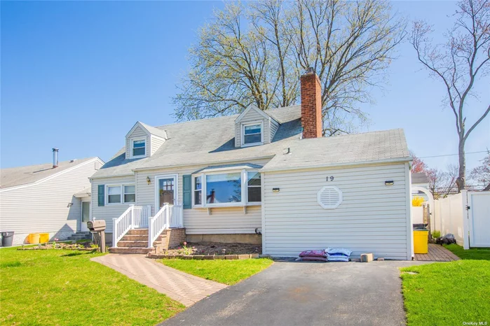 A stunning newly renovated expanded cape located in Plainview. This home has about 6, 000 SF in lot size. Large eat in kitchen with marble and granite counter tops, high end appliances , a full finished basement with separate entrance features family rooms.