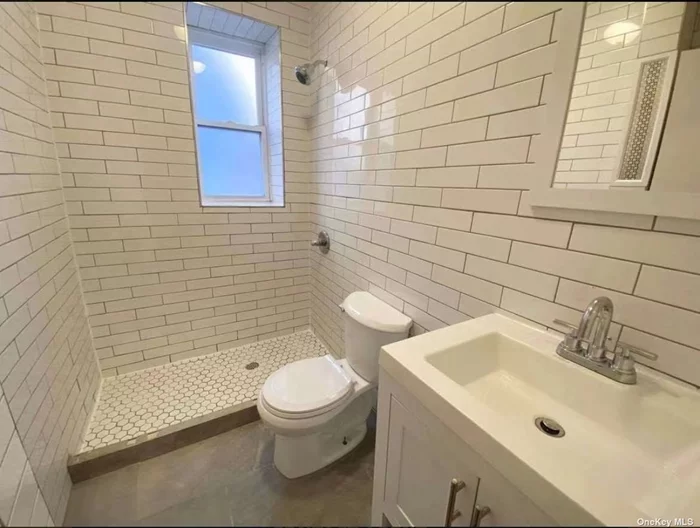 Large and Bright one bedroom apartment. New renovated in 2020. New kitchen, bathroom, wood floor and paint from top to bottom. Close to laundry, bus stop, shops and restaurants. Easy to find street parking. Pets friendly.