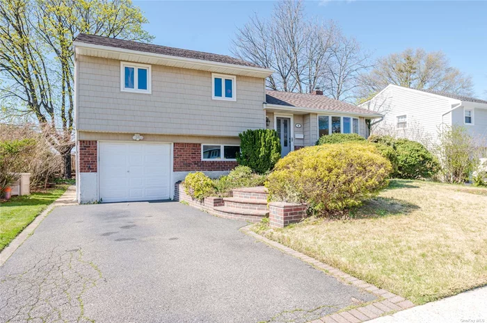 Classic Syosset split, mid block in Award winning Syosset schools. Close to everything,  All the heavy lifting has been done. Natural Gas Heat and Cooking, Floorpan has been opened up. Kitchen is updated. Entertainment deck not to miss right off of the Kitchen. Has a basement as well as the lower level.