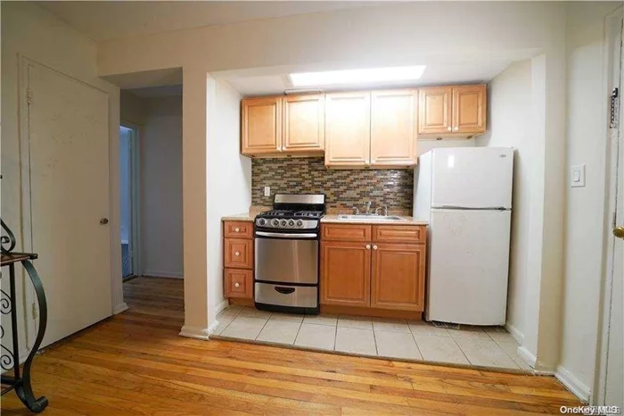 First Floor Sun Filled 1 Bedroom in Oakland Gardens Section of Bayside. Olympic Size Pool, Professional Tennis Court, 24 Hour Security, Onsite Laundry, Playground, Parking and Storage Available. Express Buses to Manhattan, Heat, Gas, Water, Taxes Included in Maintenance.