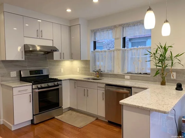 Nice 2 bedroom apartment on the first floor of a house. Living room, eat-in kitchen, 2 bedrooms, walk-in closet. and full bath. Hardwood floors throughout; move-in condition. Walking distance to public transportation( subway 7 line, Bus Q18 32) and shopping.