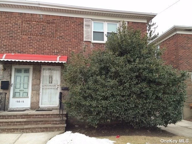 Fresh Meadows 3 bedrooms 2.5 bath renovated house for rent. Close to St John&rsquo;s University, shopping, buses, and houses of worship. Fully finished basement with an additional 2 rooms. 1 car parking and a cozy yard.