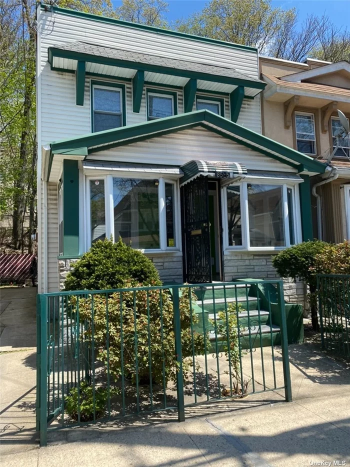 Sunny bright house features 3 bedrooms and 2 bathrooms, 2 story with basement. The house has washer and dryer. Close to 104 street station, Woodhaven Blvd, school, park , super market.... 2 Parking space included with the house.