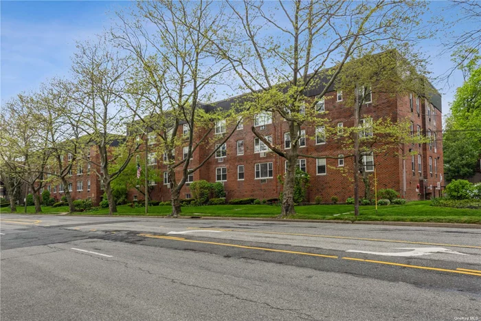 Welcome to this beautiful, sunny one bedroom L shape apartment that faces front of the building. A lot of updates, granite countertop kitchen. Walk north to station and shops. Close to bus. Washer drier same floor Indoor parking $60, Outdoor $30. Free guest parking up to 2 nights.