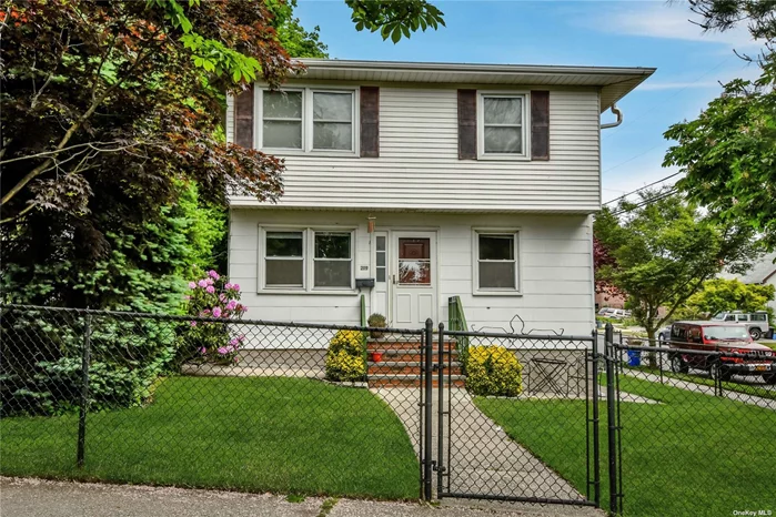 Living Room/Dining Room, Eat-In Kitchen, 3 Bedrooms & Full Bath On Each Level. 2nd Floor Apartment Totally Renovated. Hardwood Floors Throughout. Large Basement With Lots Of Storage And Laundry. Off-Street Parking. Close To Park And Transportation. An Investor&rsquo;s Paradise!