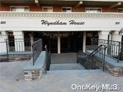 Excellent opportunity at Wyndham House C0-Op - 1 bedroom with full bath, kitchen and dining room. Building features a gym, swimming pool, newly renovated private courtyard garden, private parking, storage, laundry, spacious buzzer access and more!, Additional information: Appearance:Excellent