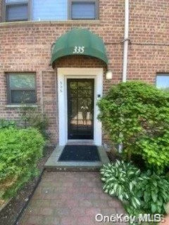 Pied-a-terre, why rent when you can own, create your own oasis in this lovely, spacious studio apartment with lots of storage space. Ground level with private entrance hallway. Newly renovated kitchen with all new appliances. Near LIRR, major access highways (LIE & Northern State) Easy access to downtown Roslyn, Gerry Park and so much more. Unit also includes an assigned parking space., Additional information: Appearance:Mint